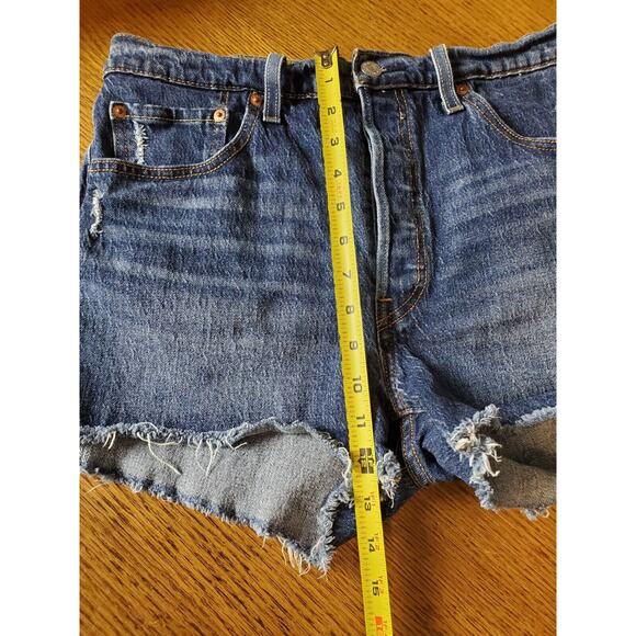 Levi's 501 Women 32 Denim Shorts Distressed Cut-offs 4 Medium Wash Frayed Jean - Picture 8 of 11